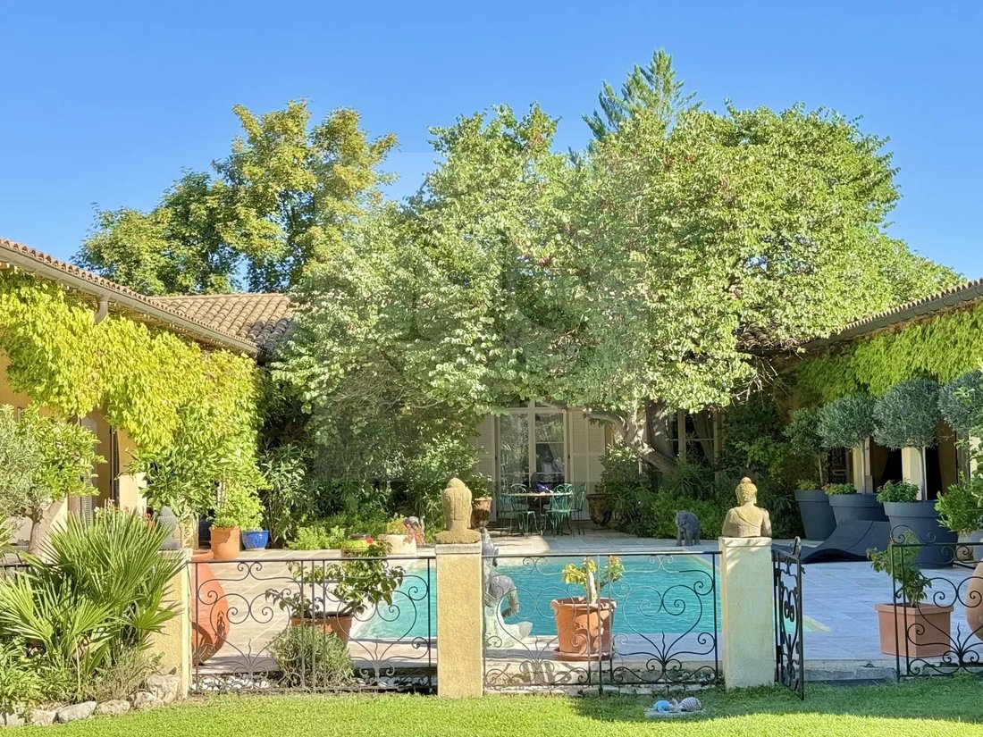 Villa in Aix-en-Provence, Provence-Alpes-Côte d'Azur, France 2 - 15084607