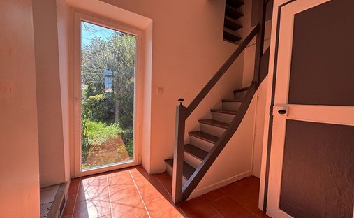 House 6 Room(s) 4 Bedroom(s) 210 M²