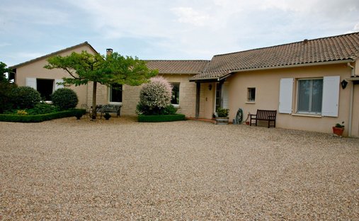 Castle for Sale in Saussignac, Nouvelle-Aquitaine, France