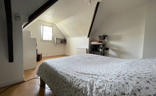 House 6 Room(s) 4 Bedroom(s) 210 M²