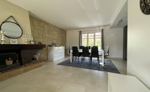 House 6 Room(s) 4 Bedroom(s) 210 M²