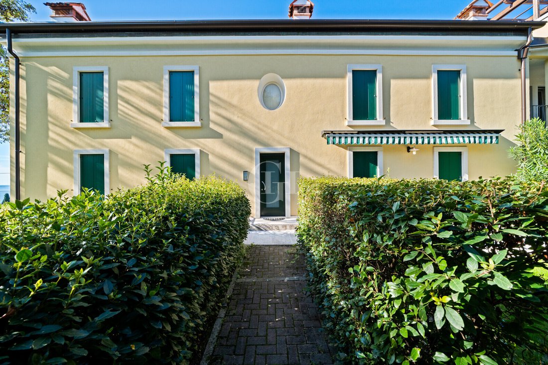 Apartment in Garda, Veneto, Italy 3 - 16572827
