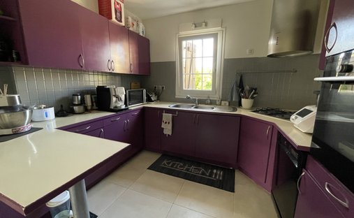 House 6 Room(s) 4 Bedroom(s) 210 M²