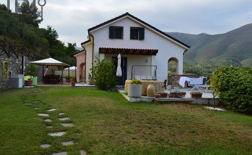 Villa in Cisano sul Neva, Liguria, Italy 1