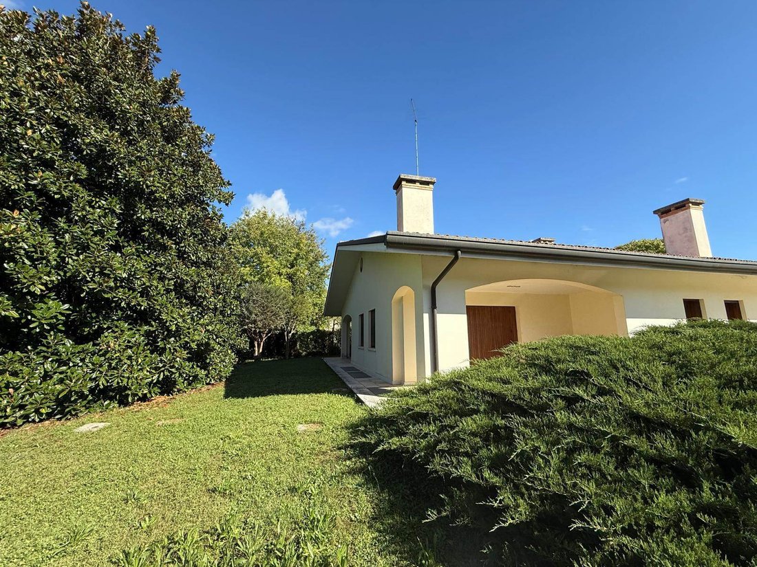 Villa in Montebelluna, Veneto, Italy 1 - 16568875