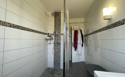 House 6 Room(s) 4 Bedroom(s) 210 M²