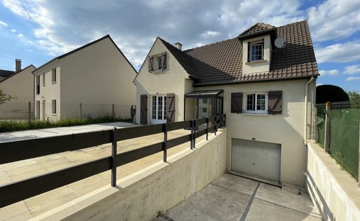 House 6 Room(s) 4 Bedroom(s) 210 M²