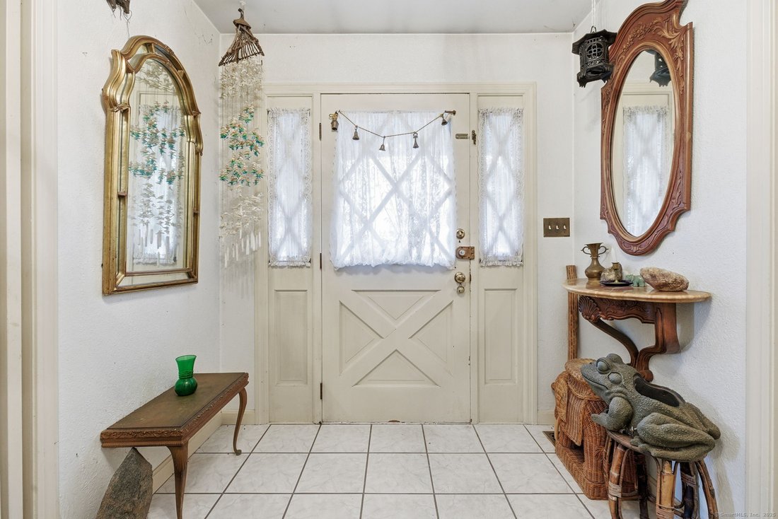 House in Trumbull, Connecticut, United States 2 - 16571386