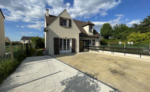 House 6 Room(s) 4 Bedroom(s) 210 M²