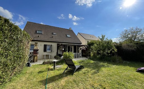 House 6 Room(s) 4 Bedroom(s) 210 M²