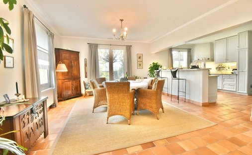 Castle for Sale in Saussignac, Nouvelle-Aquitaine, France