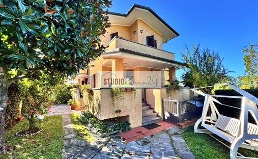House in Tonfano, Pietrasanta, Italy 1