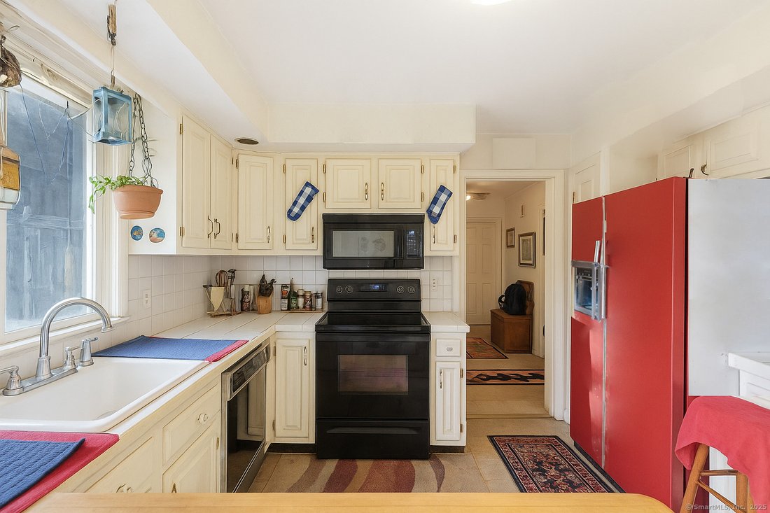 House in Trumbull, Connecticut, United States 4 - 16571386