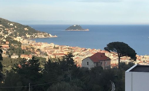 Villa in Central Hill, Alassio, Liguria 1