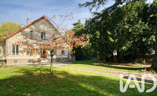 Castle for Sale in Saint-Leu-la-Forêt, Île-de-France, France