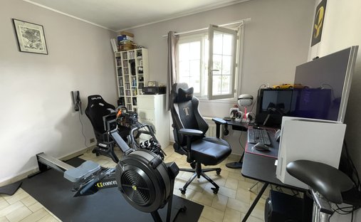 House 6 Room(s) 4 Bedroom(s) 210 M²