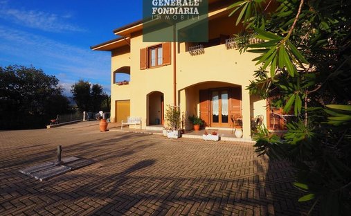 Villa in Bolano, Ligurien, Italien 1