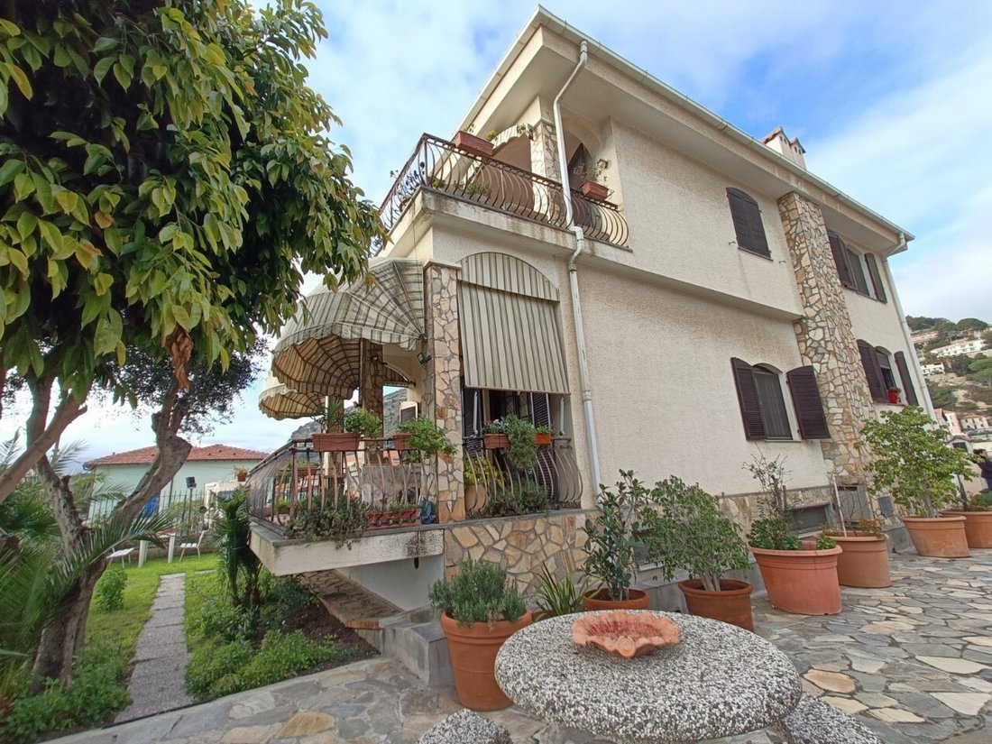 Villa in City Center, Ventimiglia, Liguria 1 - 16575959