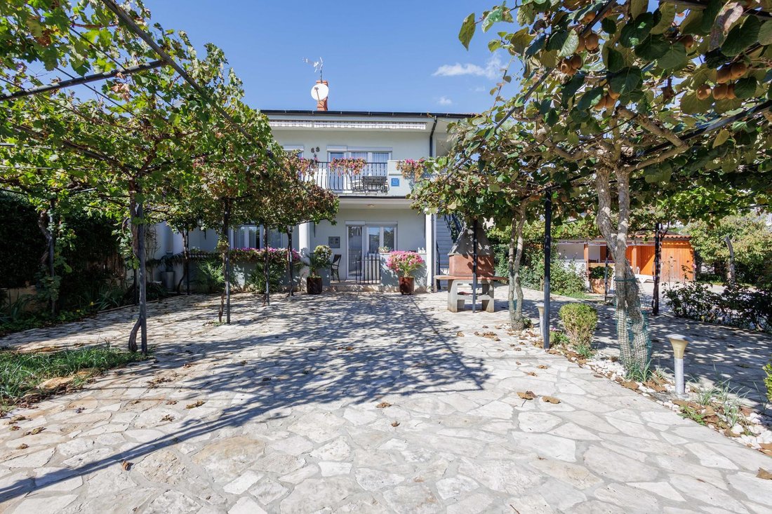 Villa in Mjesni odbor Kastanjer, Grad Pula, Istria County 1 - 16577759