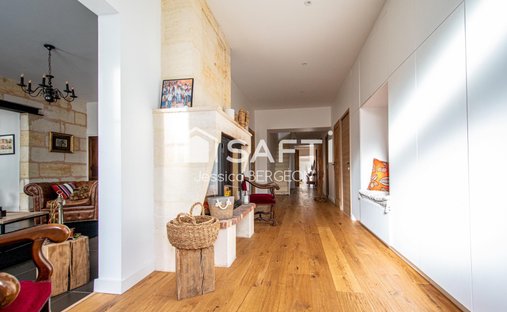 Castle for Sale in Saint-Loubès, Nouvelle-Aquitaine, France