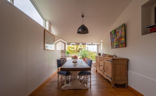 Castle for Sale in Saint-Loubès, Nouvelle-Aquitaine, France