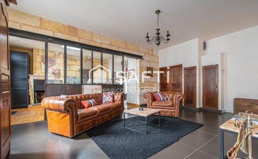 Castle for Sale in Saint-Loubès, Nouvelle-Aquitaine, France