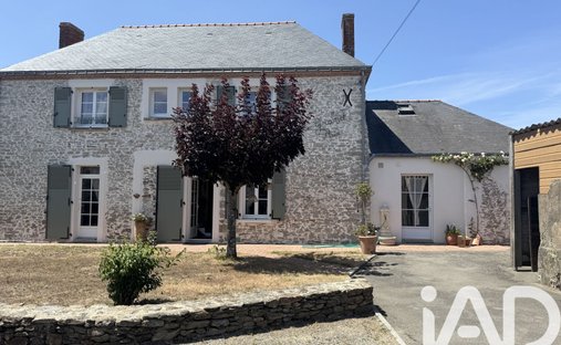 Castle for Sale in Saint-Michel-Chef-Chef, Pays de la Loire, France
