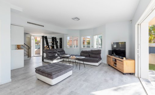 Castle for Sale in Villeneuve-lès-Maguelone, Occitanie, France