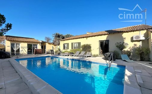 Castle for Sale in Le Thor, Provence-Alpes-Côte d'Azur, France