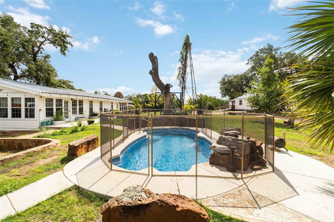 House in Lockhart, Texas, United States 4 - 16591203