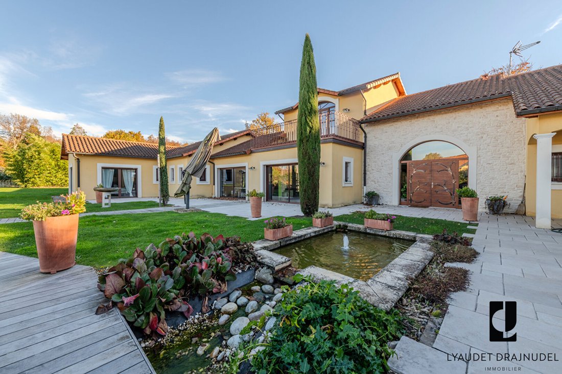 Villa in Perreux, Auvergne-Rhône-Alpes, France 1 - 16597655