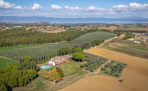 Country House in Castiglione del Lago, Umbria, Italy 1