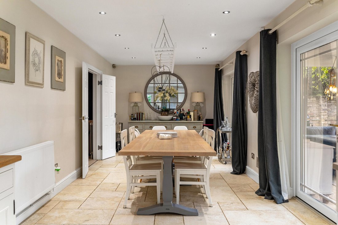House in Datchet, England 4 - 16584976