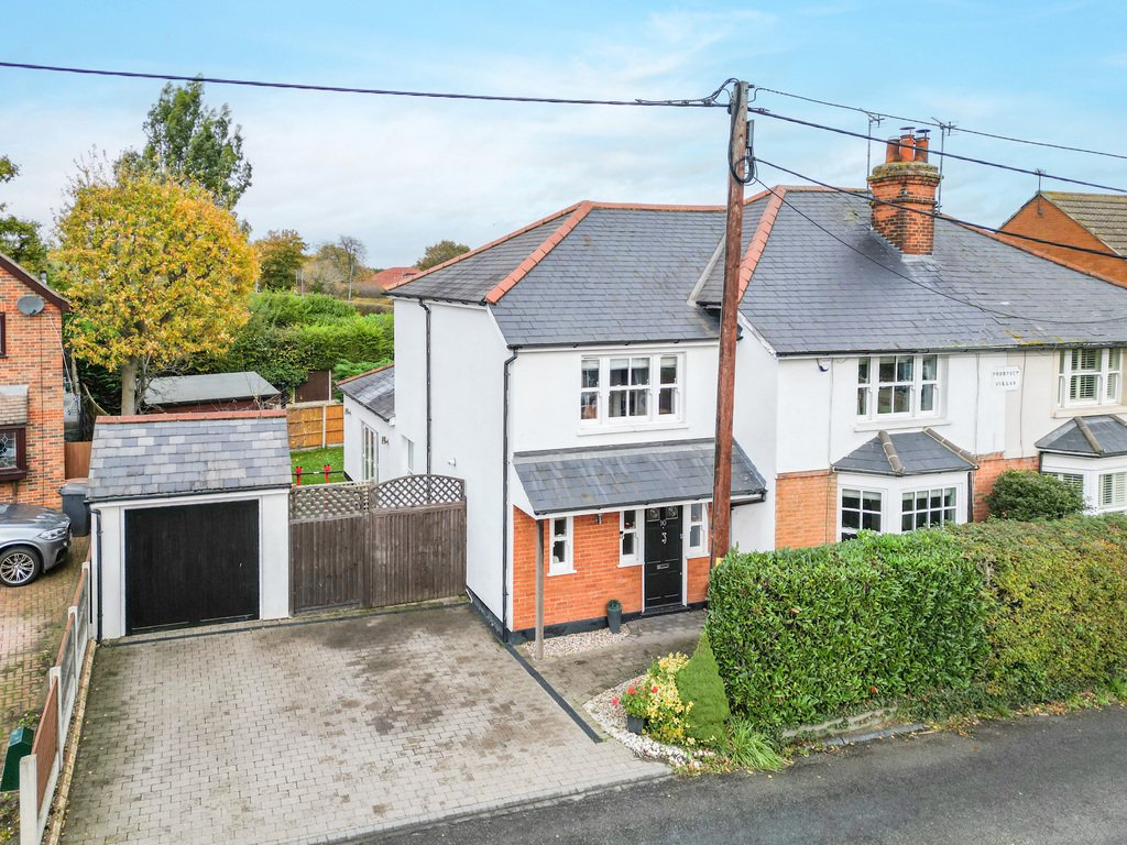 House in Ramsden Heath, England 3 - 16602822