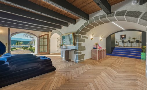 Castle for Sale in Saint-Julien-en-Genevois, Auvergne-Rhône-Alpes, France