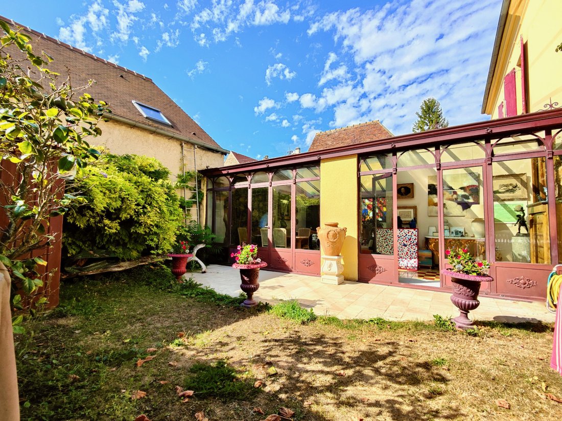 Estate in Neauphle-le-Vieux, Ile-de-France, France 1 - 16582468