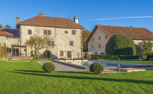 Castle for Sale in Saint-Julien-en-Genevois, Auvergne-Rhône-Alpes, France