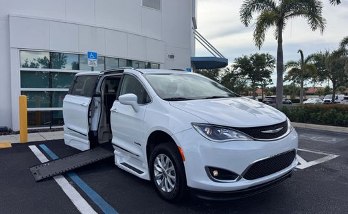 2018 Chrysler Pacifica Touring L Minivan 4D in Venice, FL, United States 1