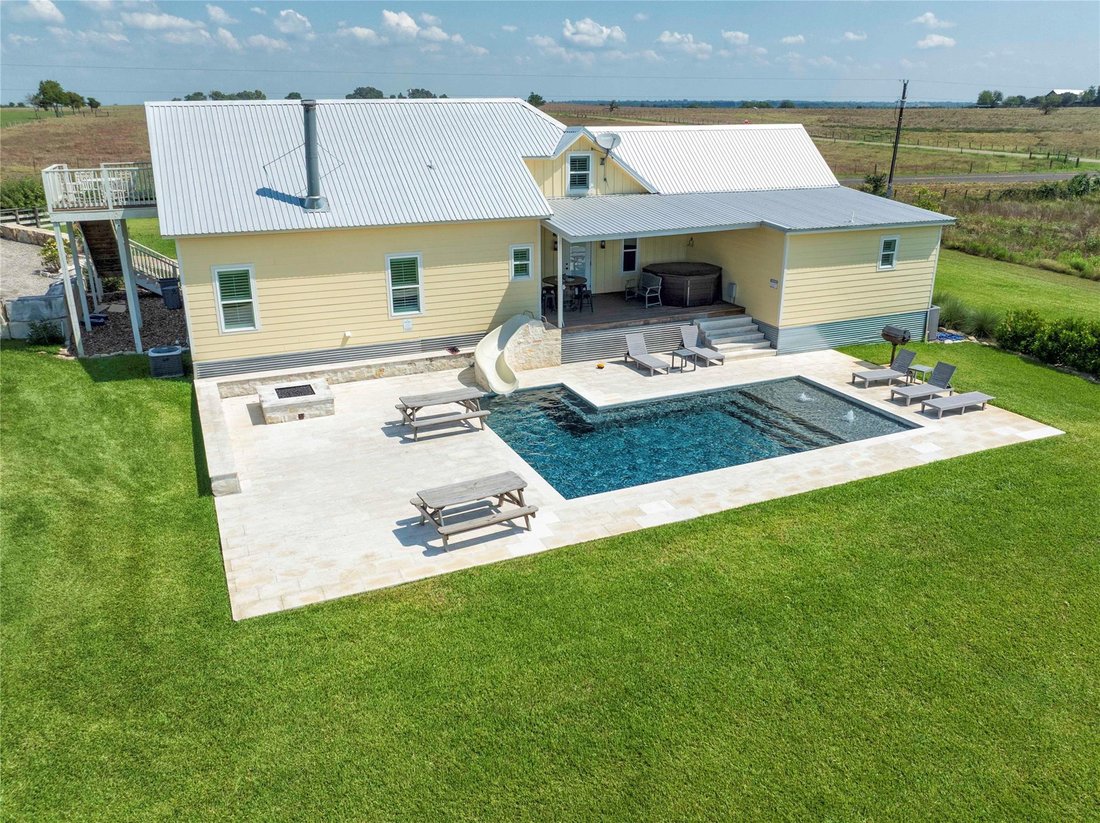 House in Schulenburg, Texas, United States 5 - 16588876