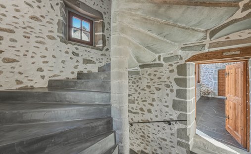 Castle for Sale in Saint-Julien-en-Genevois, Auvergne-Rhône-Alpes, France