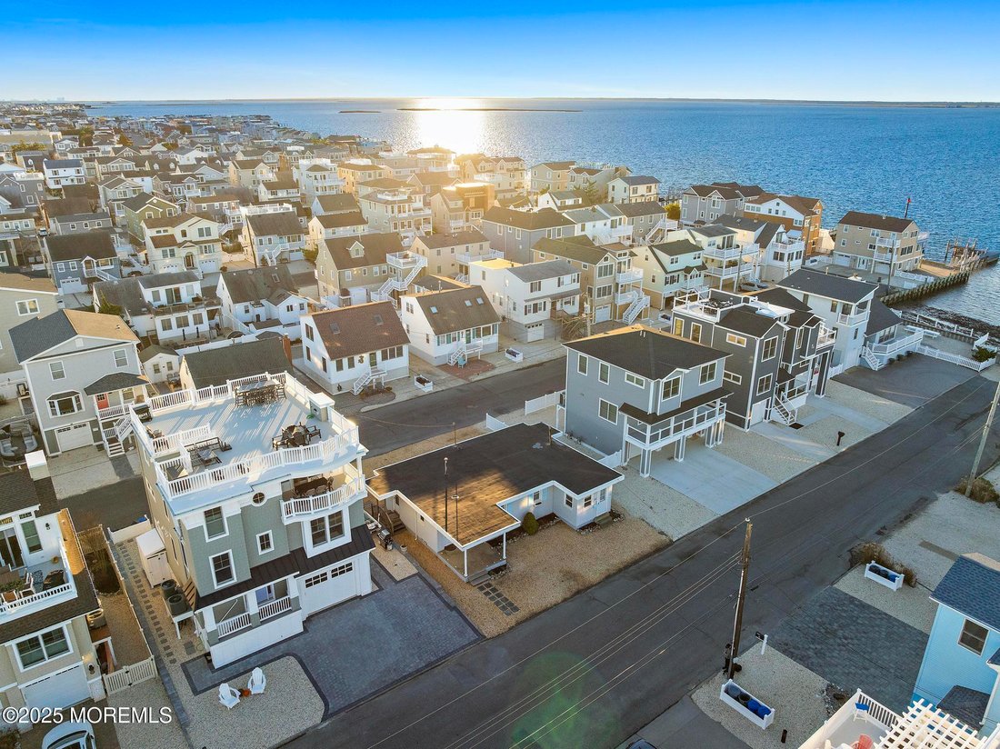House in Ship Bottom, New Jersey, United States 3 - 16605884