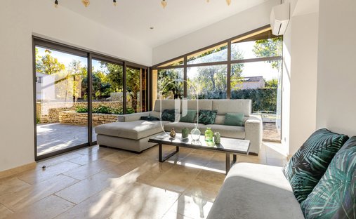 Beautiful Stone Property With Views And Pool