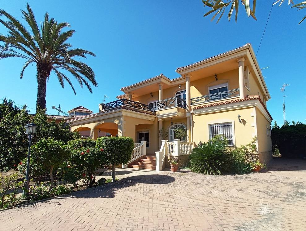 Villa in Elx / Elche, Valencian Community, Spain 1 - 16582602