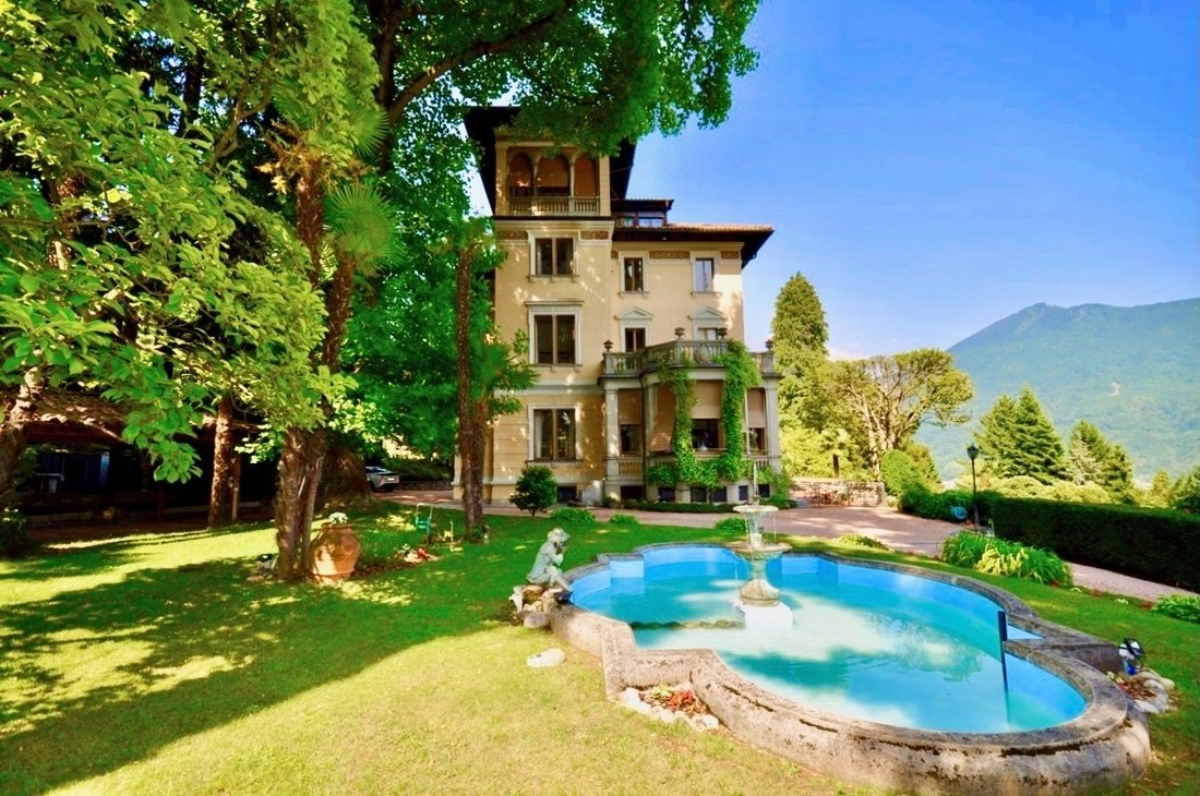 Exclusive "Floridiana" Villa With Lake View And Building Land