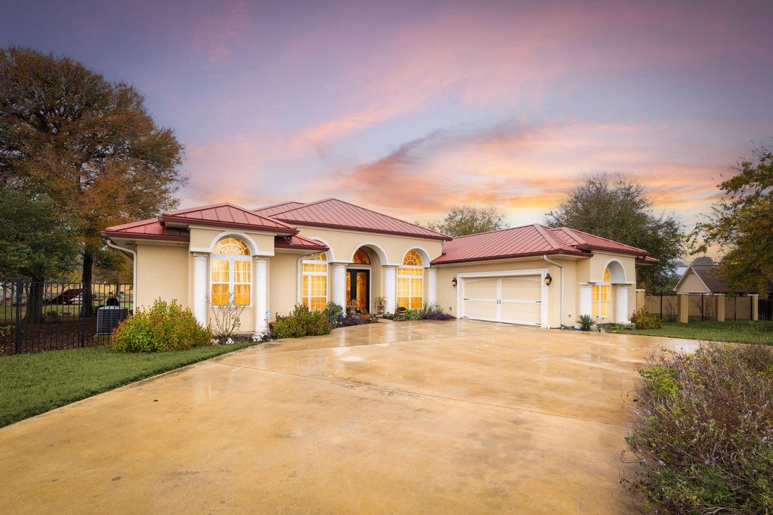 House in Lockhart, Texas, United States 1 - 16590987