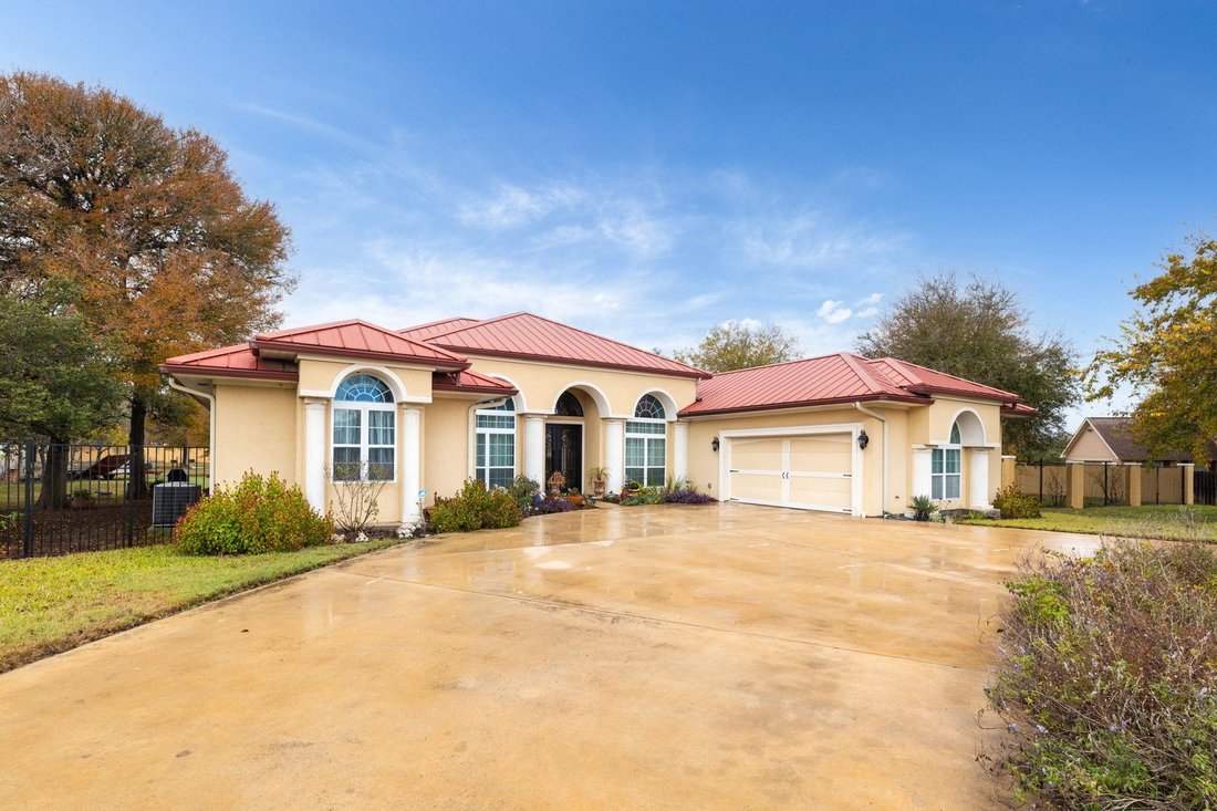 House in Lockhart, Texas, United States 2 - 16590987