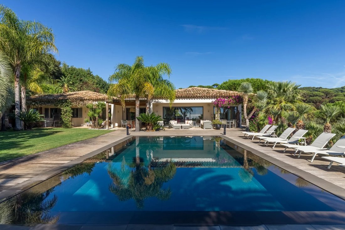 Villa in La Croix-Valmer, Provence-Alpes-Côte d'Azur, France 2 - 16583875