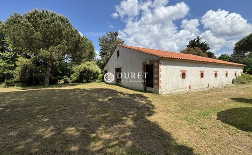 Castle for Sale in Challans, Pays de la Loire, France