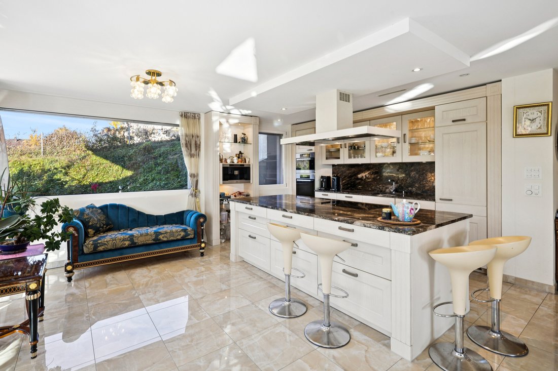 Garden Rarity In A Privileged Lakeside Location