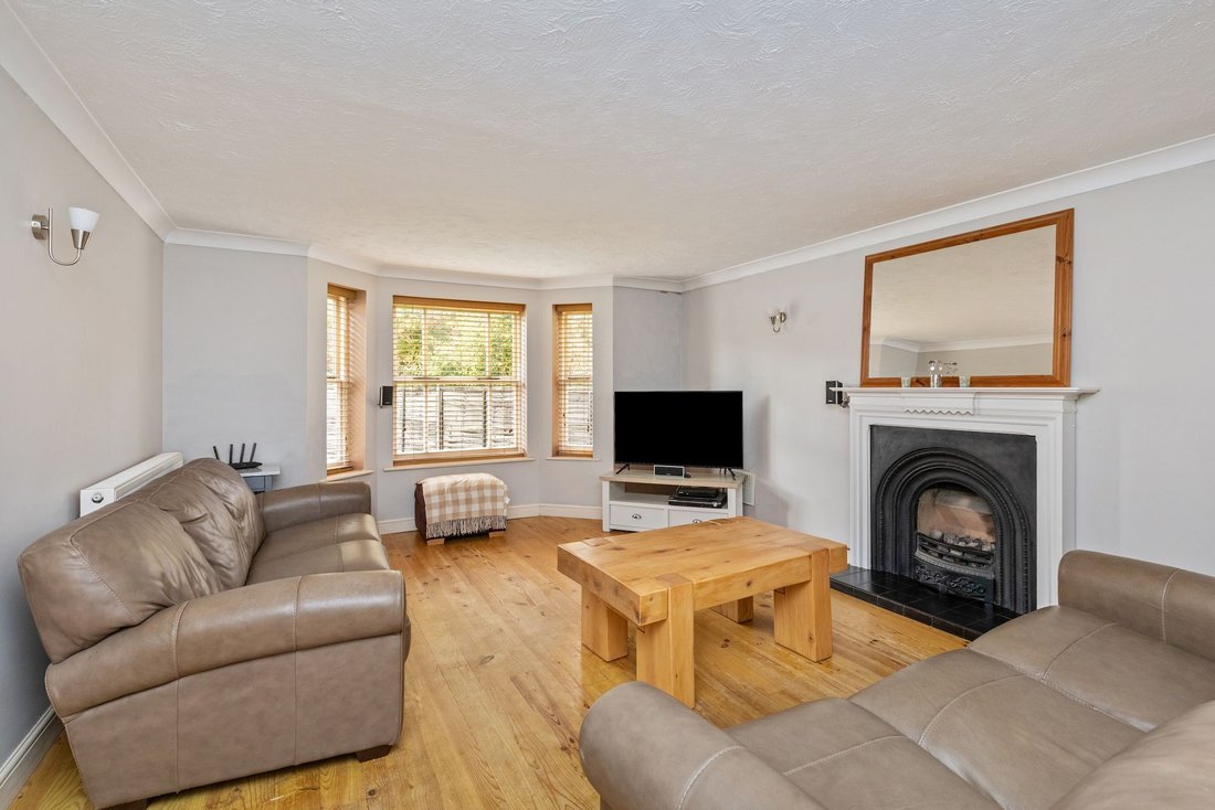 House in Horsham, England 2 - 16607180
